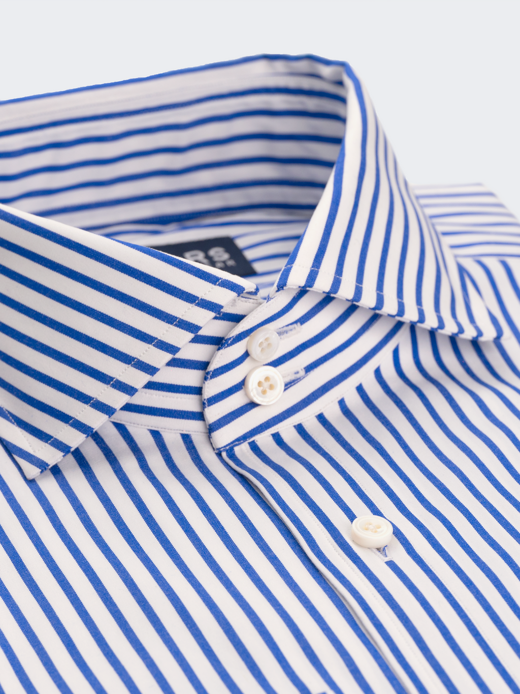 Col à double boutonnage et rayures bleues inversées