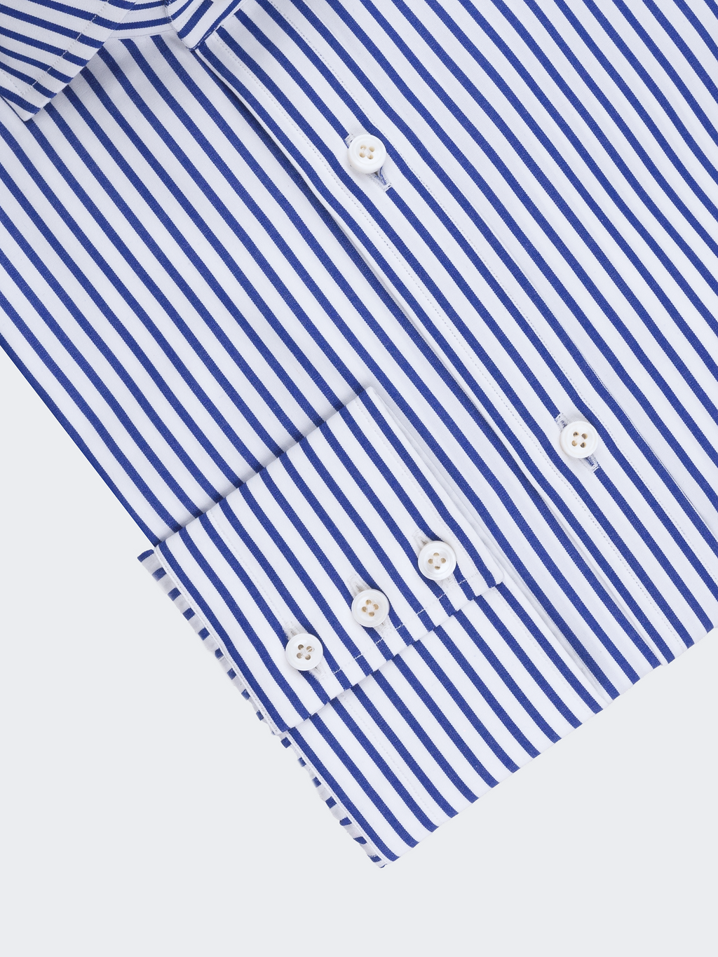 Col à double boutonnage et rayures bleues inversées