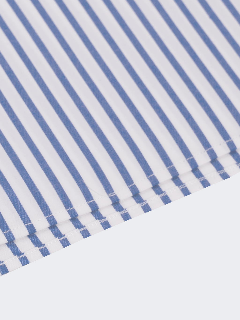 Col à double boutonnage et rayures bleues inversées