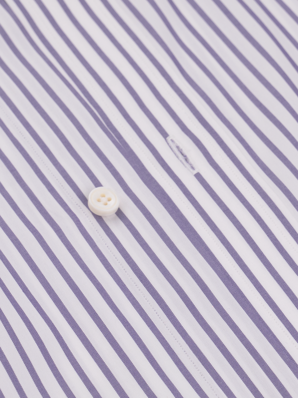 Col à double boutonnage et rayures violettes inversées