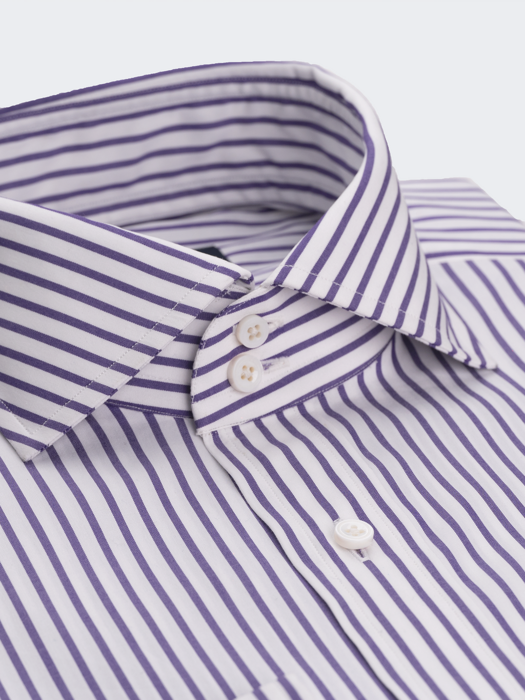 Col à double boutonnage et rayures violettes inversées